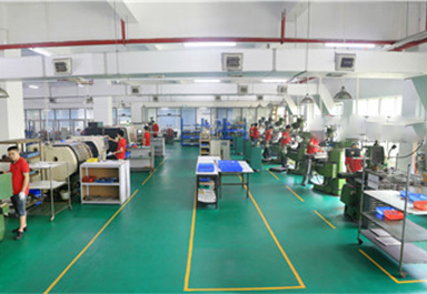 6臺(tái)銑床，3臺(tái)自動(dòng)攻牙機(jī),1臺(tái)噴砂機(jī) 